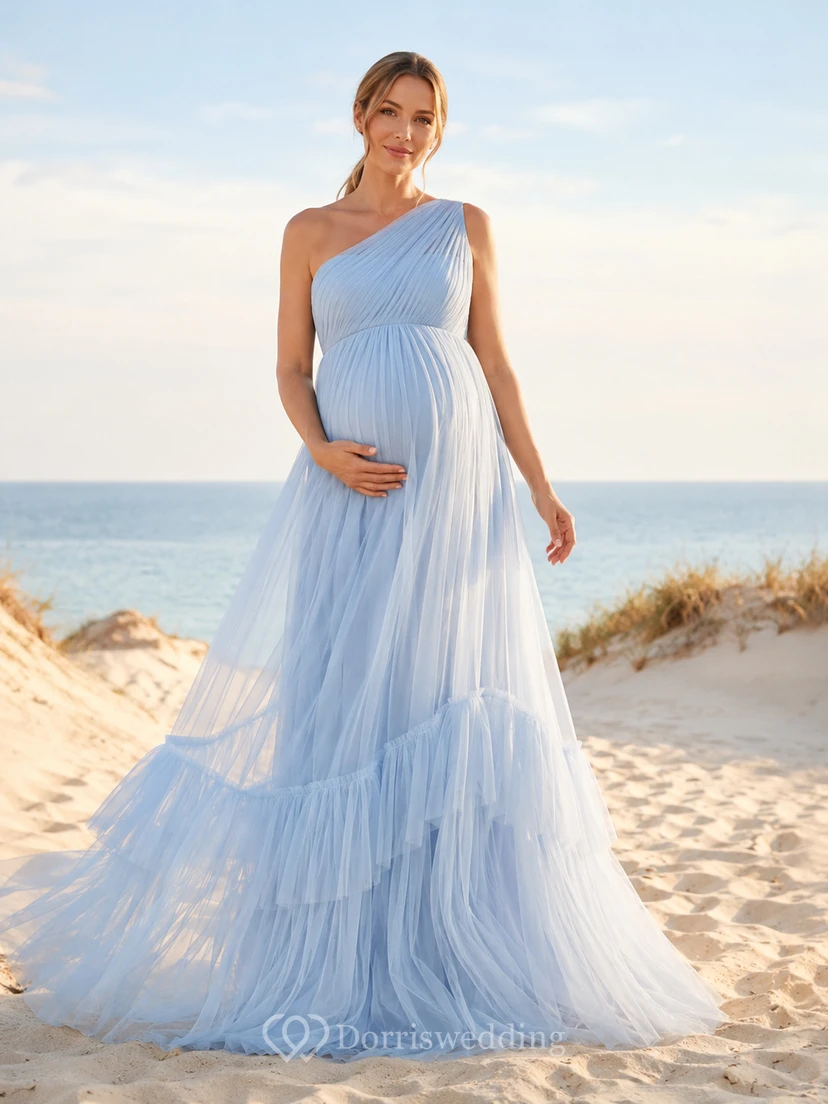 Vestido de maternidad romántico azul cielo con un solo hombro, falda imperio de tul escalonada y cola larga.