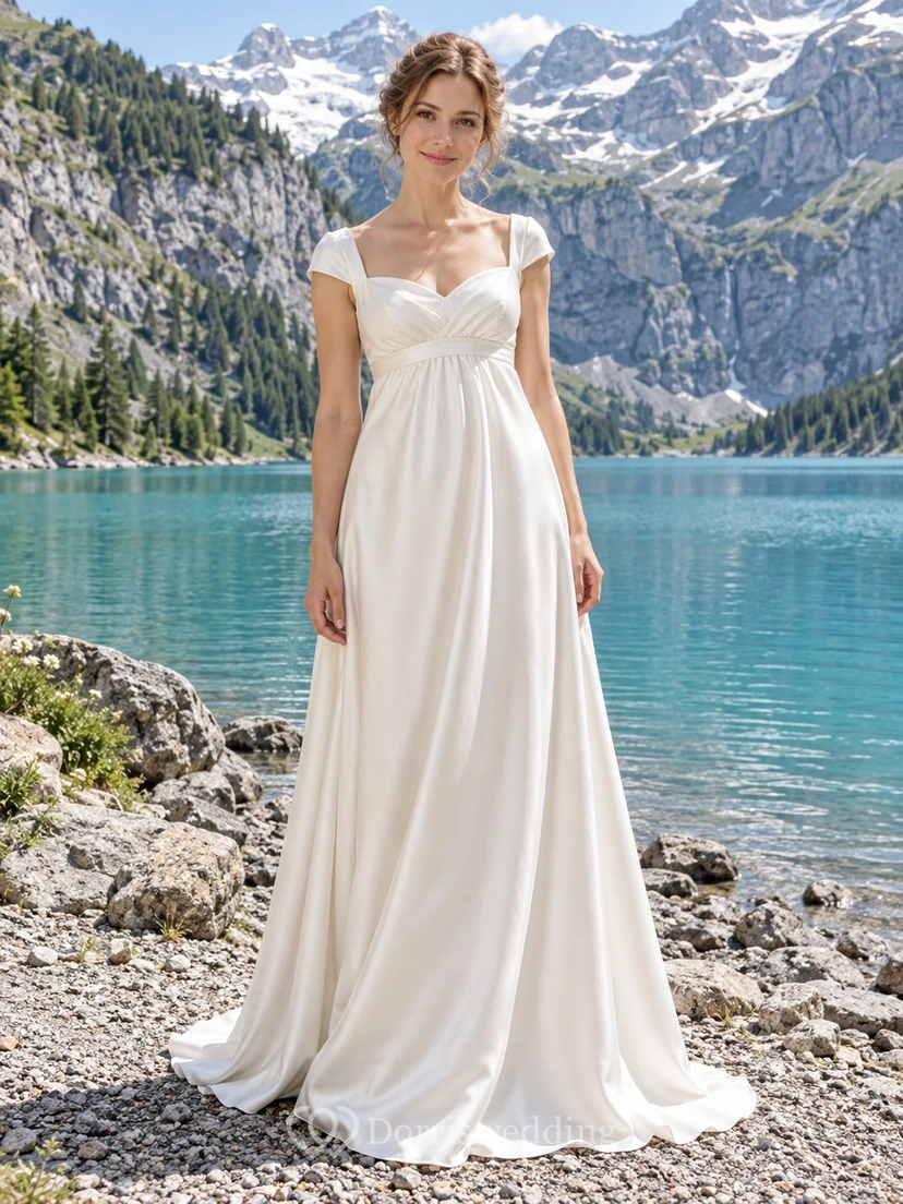Vestido de novia sencillo de corte A con escote corazón, manga corta, satén fruncido y cola.