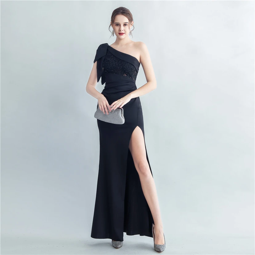 Elegantes Abendkleid aus Spitze mit Strassbesatz, Perlenverzierungen, schräger Schulterpartie, römischem Kragen und Seitenschlitz view 2