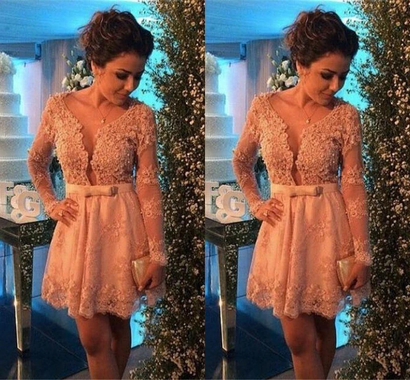 Zartes kurzes Cocktailkleid mit V-Ausschnitt, Spitzenapplikationen und langen Ärmeln view 2