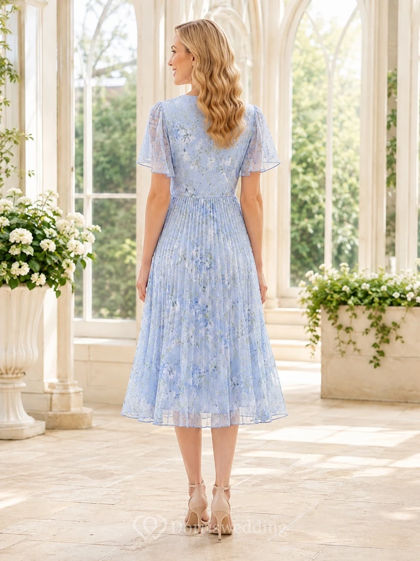 Teelanges, hellblaues Kleid mit Blumenmuster, V-Ausschnitt, flatternden Ärmeln und Falten in A-Linie view 2