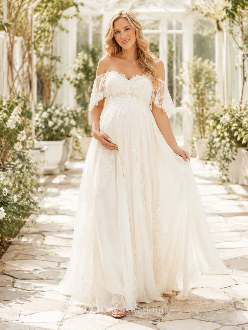 Vestido de novia bohemio de gasa estilo imperio con hombros descubiertos y mangas cortas de encaje para embarazadas.