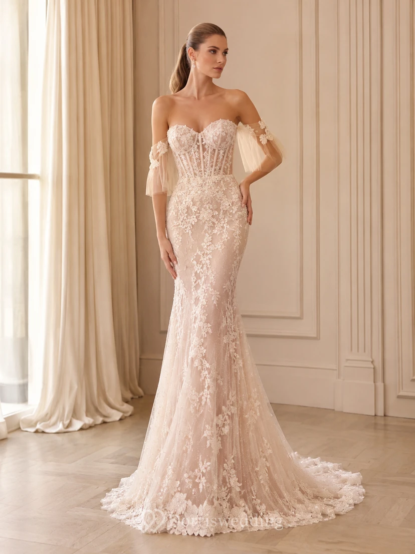 Robe de mariée sirène en dentelle, décolleté cœur, manches bouffantes, traîne chapelle, ornée d'appliques, style bal, pour une mariée de bal.