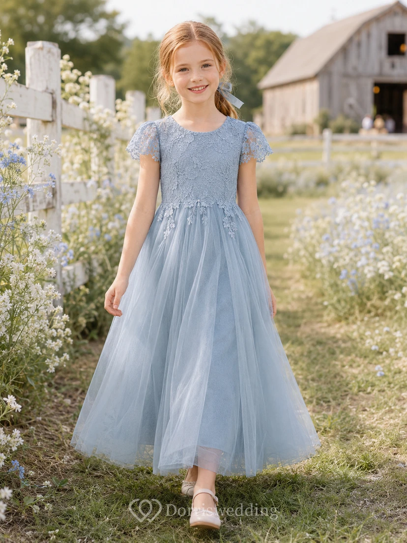 Elegantes, knöchellanges A-Linien-Kleid im Landhausstil mit Blumenmädchen-Flair, stahlblau, mit Spitze und Tüll, kurzen Ärmeln und Rundhalsausschnitt
