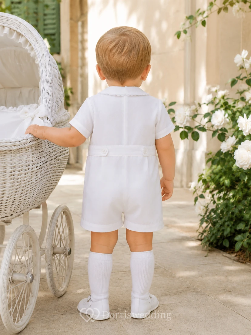 Klassischer weißer Kurzarm-Baby-Tauf-Strampler mit Abnähern und kurzen Hosenbeinen view 2
