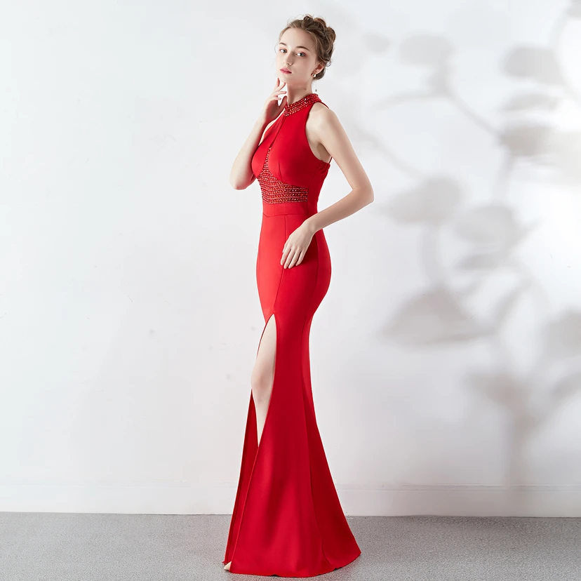 Robe de mariée longue rouge à traîne et col halter, style automne, pour un banquet de mariage ou une soirée. view 36