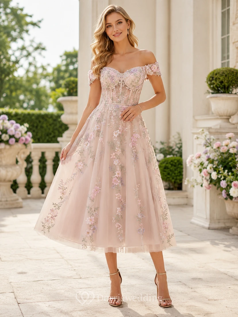 Vestido de fiesta color rosa empolvado con hombros descubiertos y bordados florales.
