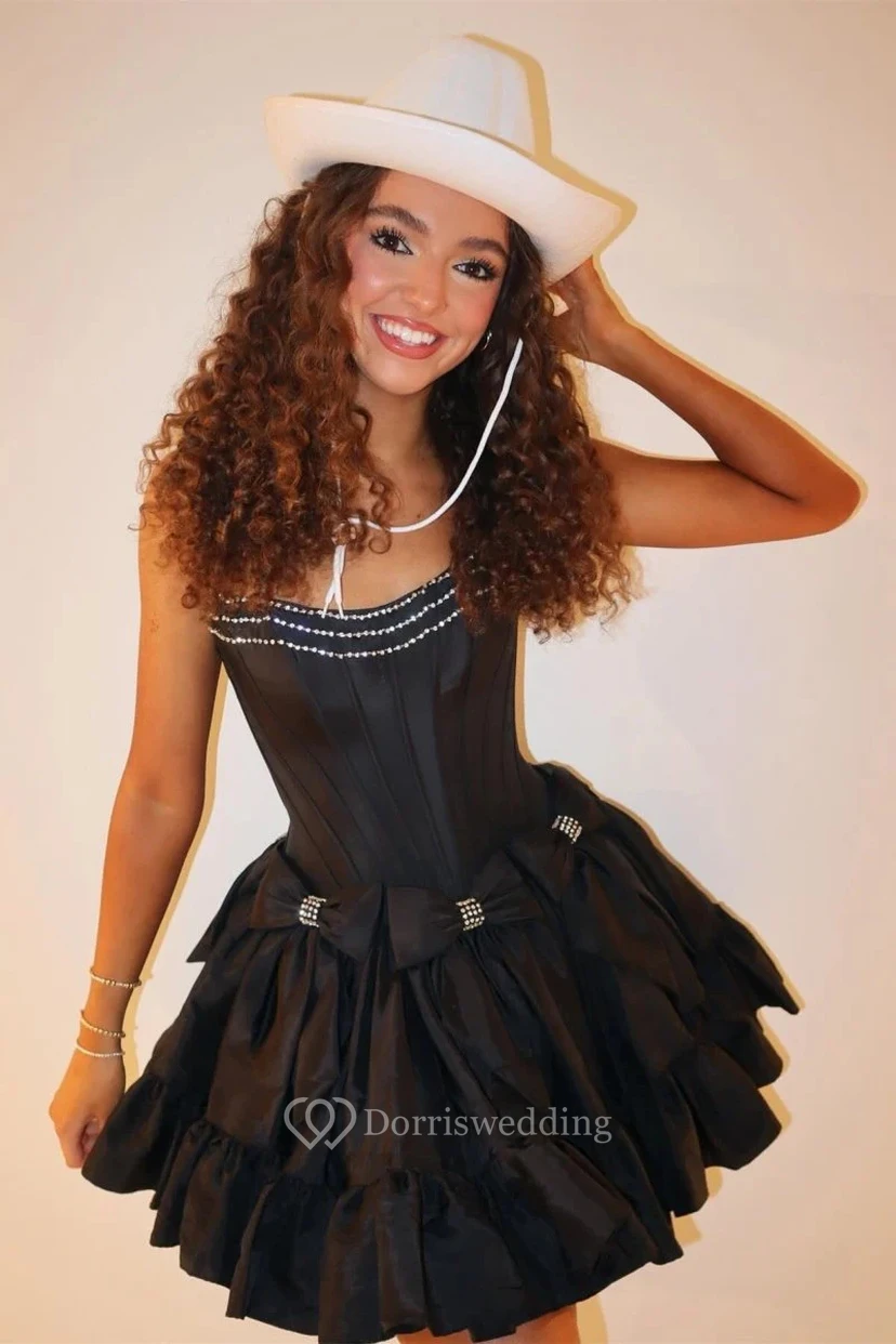 Vestido magenta sin tirantes con lazo y abalorios. view 8