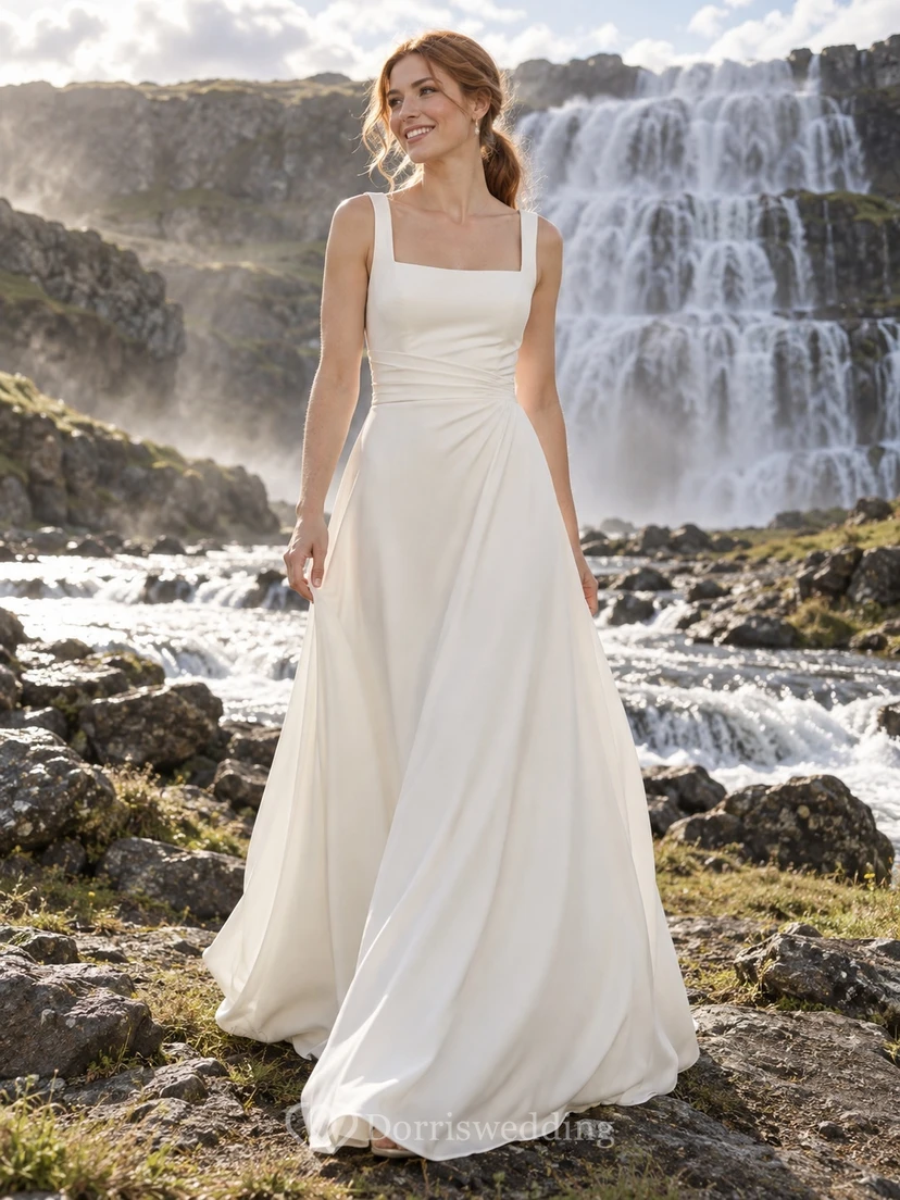 Vestido de novia sencillo de crepé, sin mangas, con escote cuadrado y corte en A, cintura fruncida.