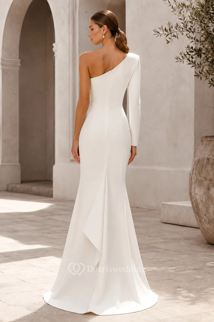 Vestido de novia de corte recto con un solo hombro y manga larga, con drapeado asimétrico. view 2