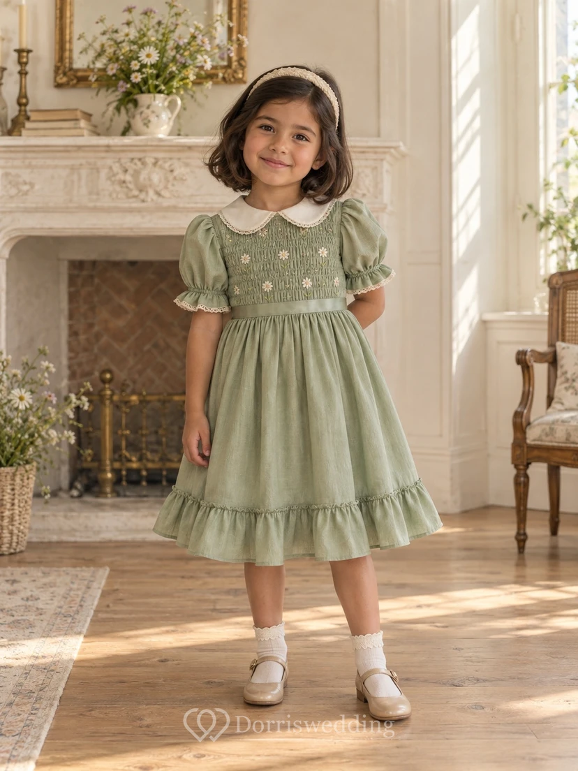 Vestido de niña de flores vintage color verde salvia, corte en A, mangas abullonadas, corpiño floral, bajo con volantes y cuello Peter Pan, hasta la rodilla.