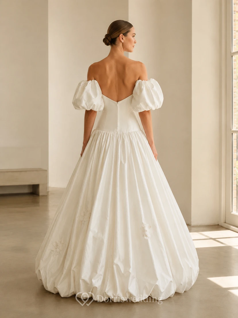 Robe de mariée longue en satin à épaules dénudées et manches bouffantes view 2
