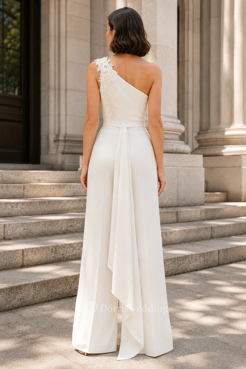 Combinaison de mariée asymétrique à bretelles ornées d'appliqués floraux view 2