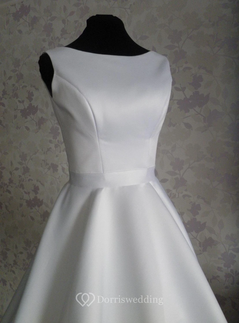 Vestido corto de satén sin mangas con corte en A y espalda con escote en V bajo. view 2