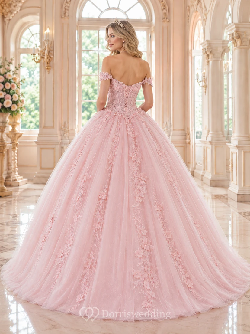 Vestido de quinceañera largo hasta el suelo, sin mangas, con escote corazón, hombros descubiertos, tul, apliques de encaje, pedrería y espalda descubierta. view 2