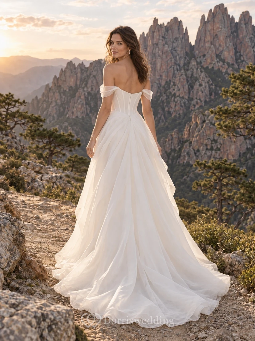 Vestido de novia romántico de organza con escote de hombros descubiertos, corte en A, sin mangas, fruncido y cola larga. view 2