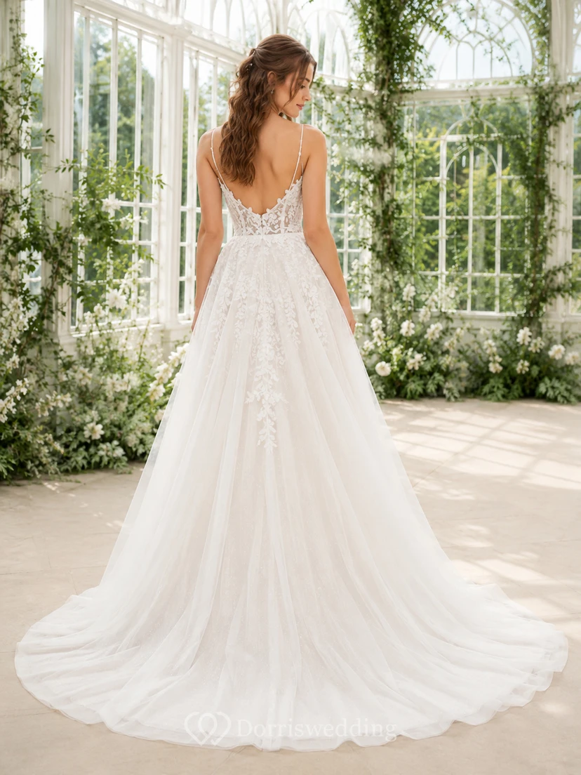 Robe de mariée romantique fluide en dentelle florale à col en V et coupe trapèze, avec traîne courte, ornée d'une traîne courte. view 2