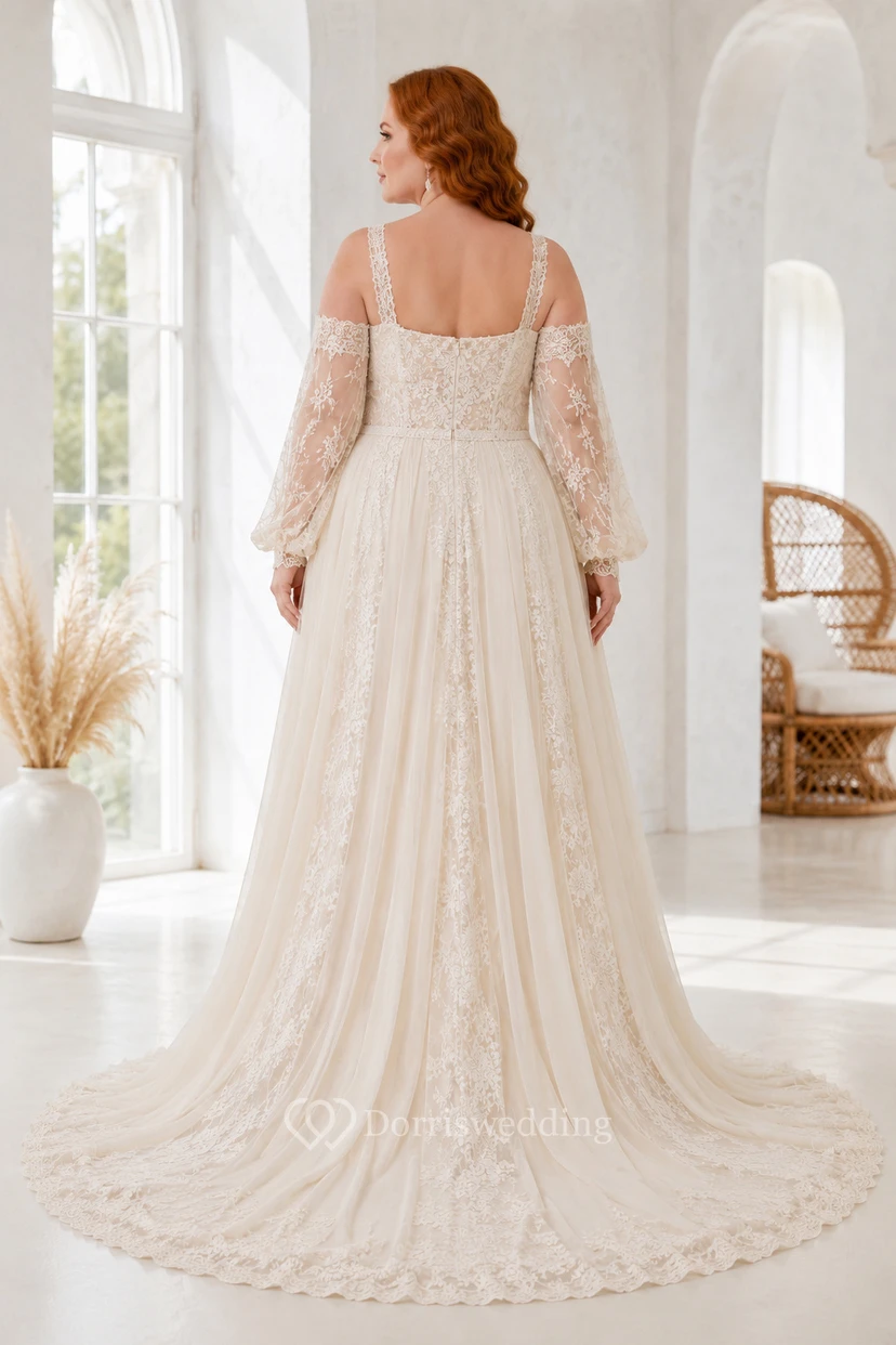Robe de mariée grande taille ivoire à col carré, manches longues et dentelle, coupe trapèze view 2