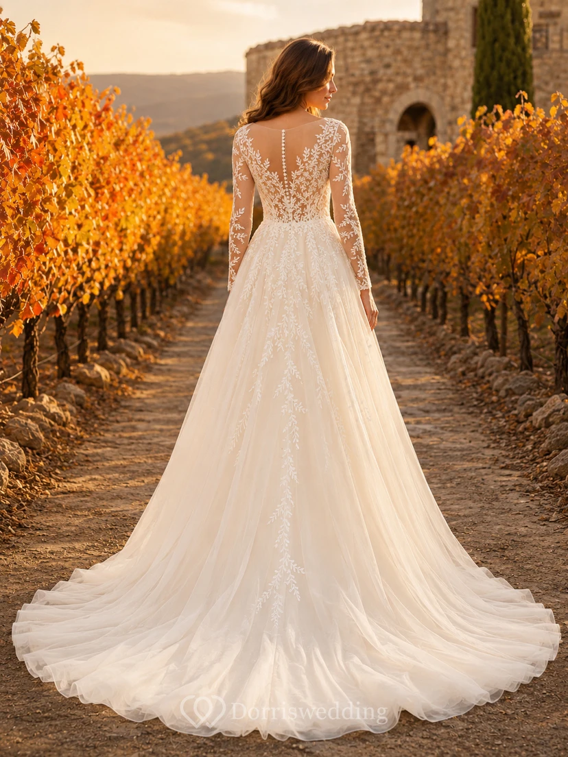 Robe de mariée en dentelle et tulle, coupe trapèze, col en V, manches longues et traîne. view 2