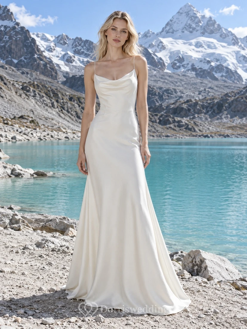 Vestido de novia sencillo de satén con escote drapeado y tirantes finos, corte en A