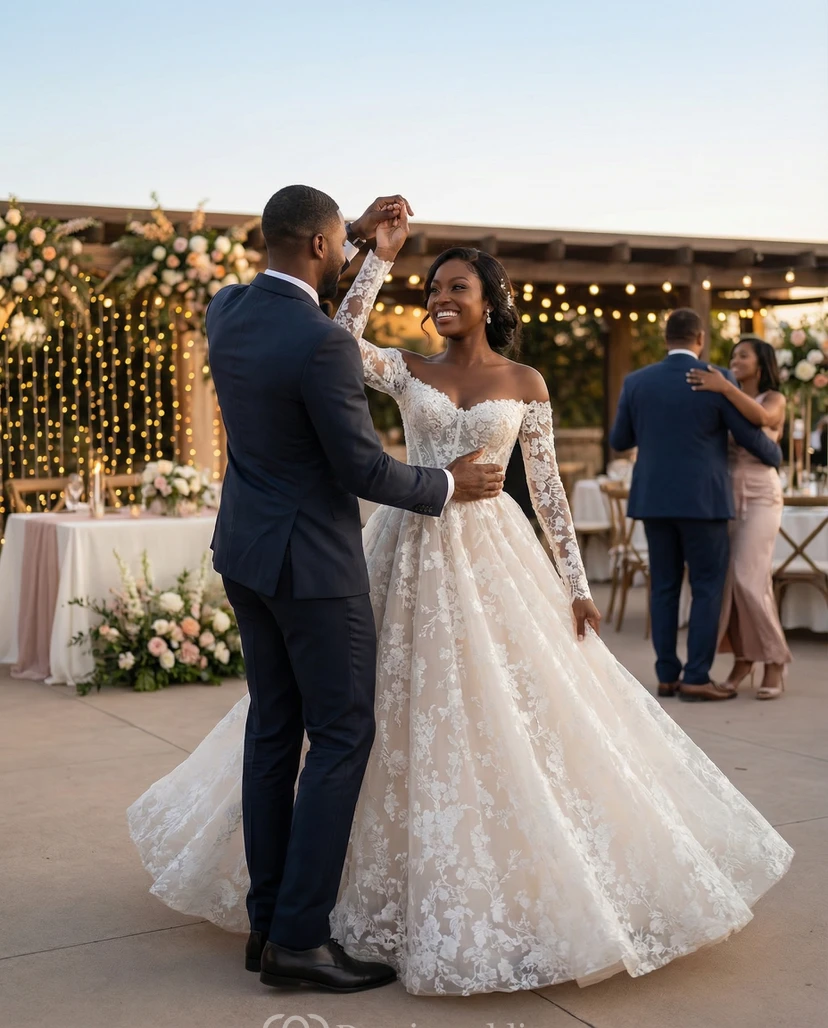 Vestido de novia romántico de corte A con encaje floral y hombros descubiertos, con corpiño tipo corsé. view 5