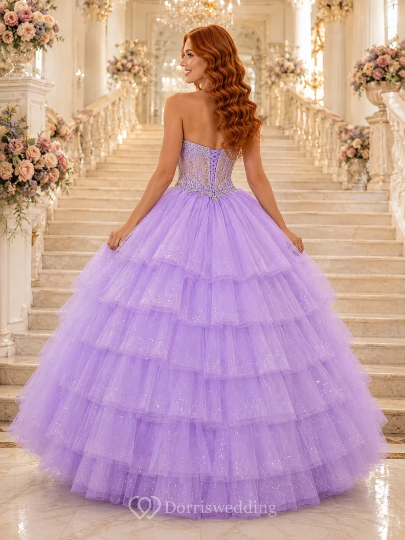 Vestido de fiesta largo de quinceañera sin tirantes, escote corazón y volantes, de tul color lavanda. view 2
