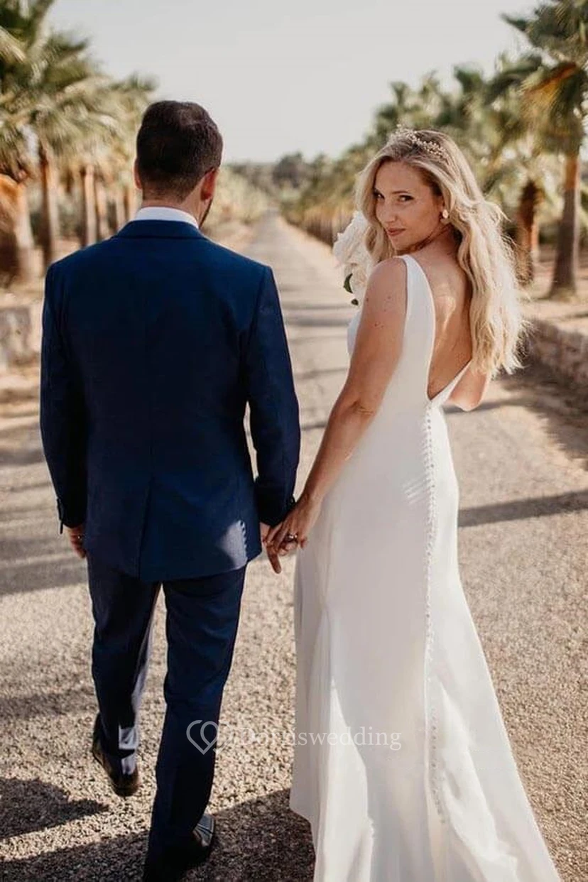 Einfaches, ärmelloses, lässiges Hochzeitskleid mit V-Ausschnitt und vorderem Schlitz view 2