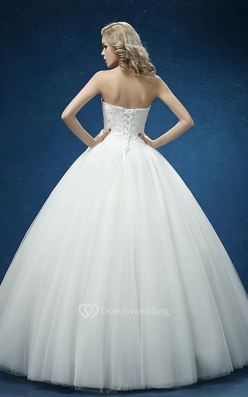 Vestido de gala con escote corazón, sin mangas y sin espalda, de tul y encaje view 5