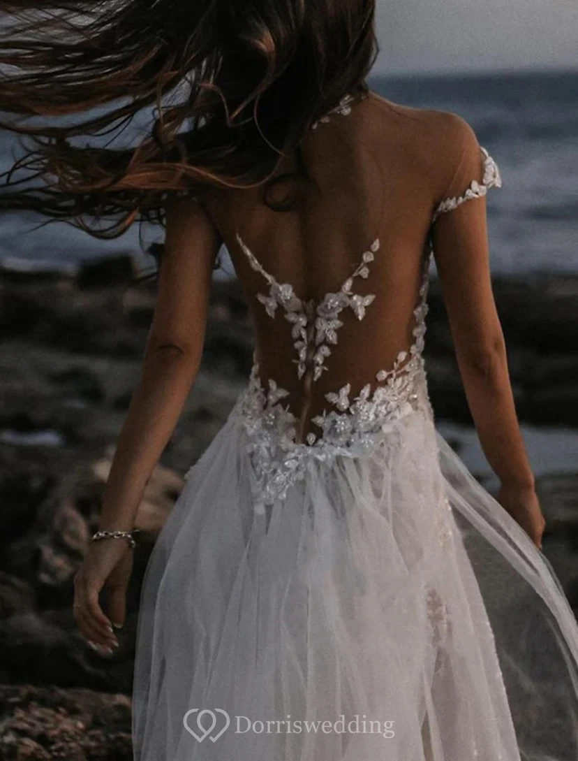 Vestido de novia de encaje con hombros descubiertos y falda de tul view 4