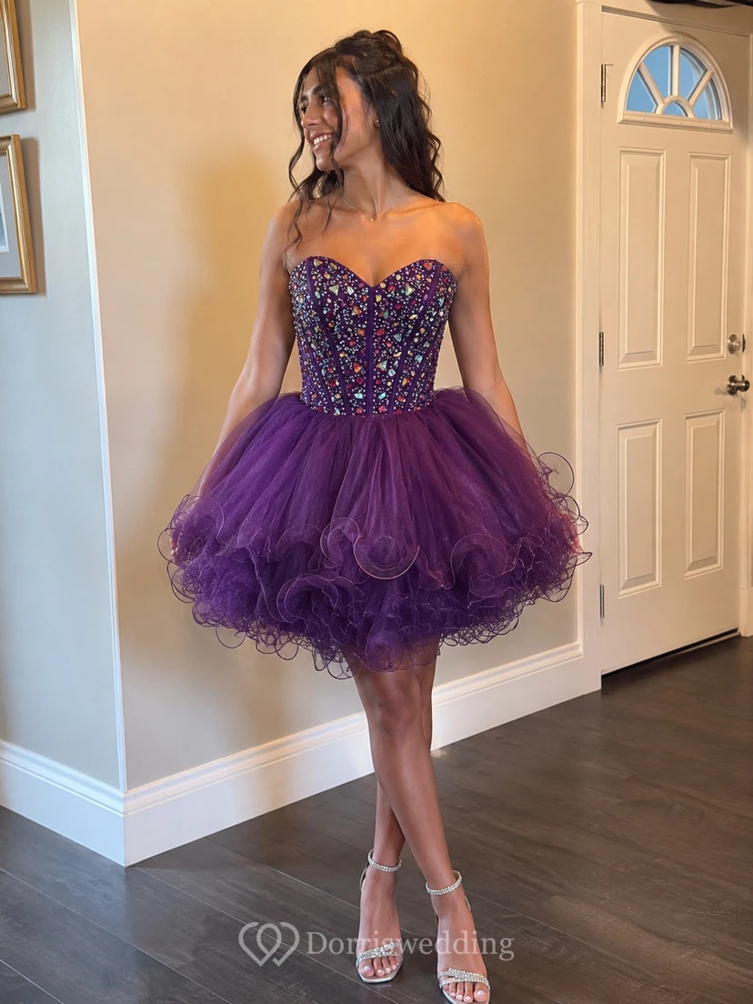 Vestidos de cóctel cortos y sexys con escote corazón, de organza y con pedrería, ideales para fiestas de bienvenida. view 9