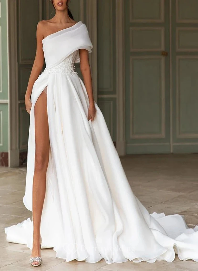 Robe de mariée blanche asymétrique à une épaule avec fente