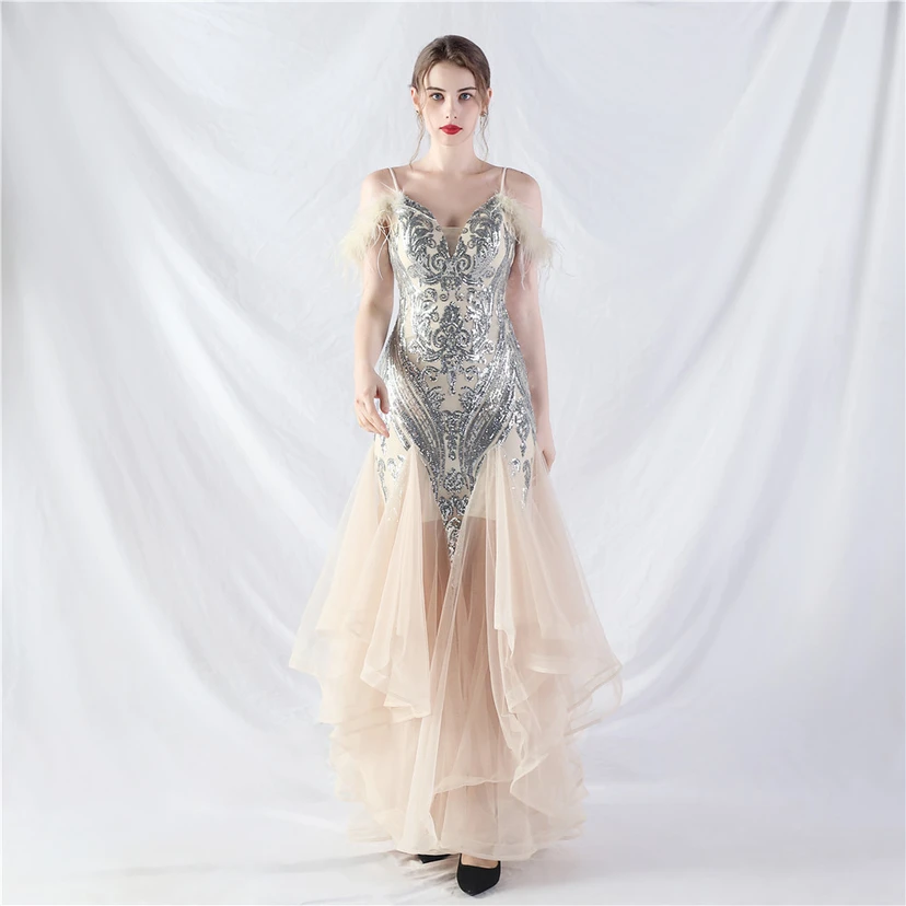 Robe de danse artisanale en filet rigide orné de plumes d'autruche, de perles et de fleurs, confectionnée en maille. view 60