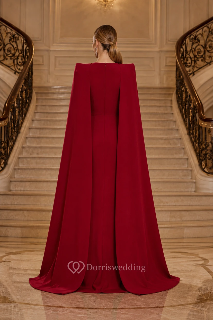 Vestido de noche rojo de corte A con mangas tipo capa, escote barco y falda larga con abertura frontal. view 2