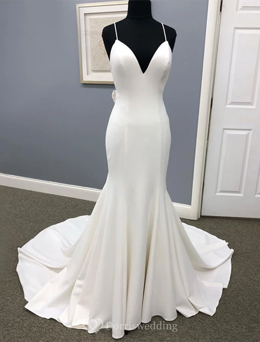 Vestido de novia minimalista de satén estilo sirena con tirantes finos. view 4