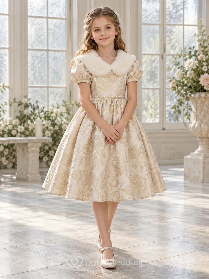 Teelanges champagnerfarbenes Blumenmädchenkleid mit Pelzkragen, Puffärmeln und floralem Brokatmuster
