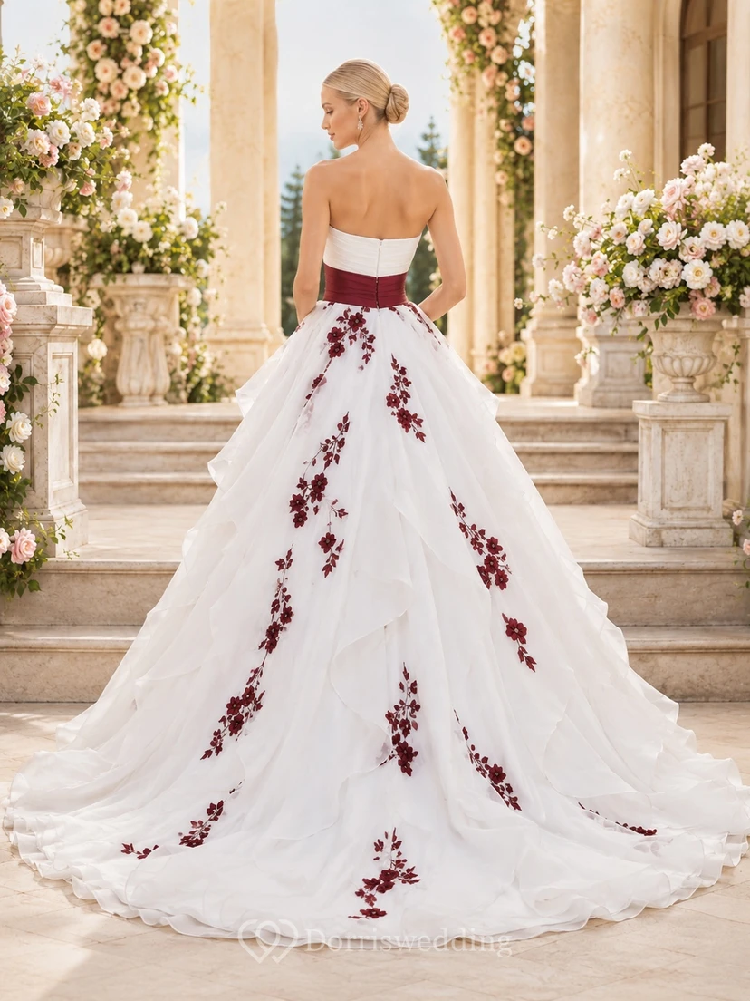 Burgunderrotes, trägerloses Ballkleid aus besticktem Tüll mit Herzausschnitt und Rüschenschleppe view 2