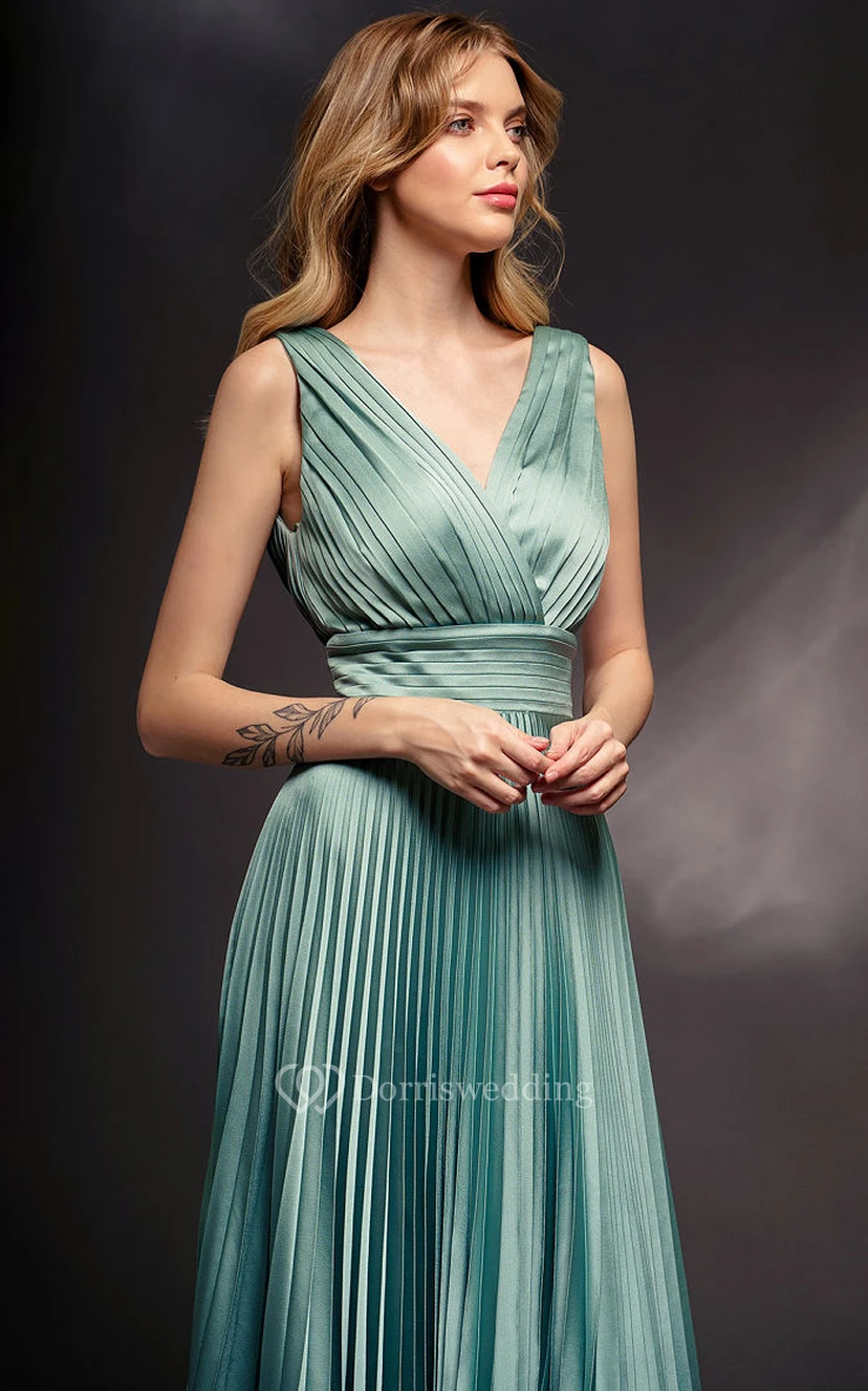 Robe de soirée plissée sans manches à col en V et dos nu en V view 3