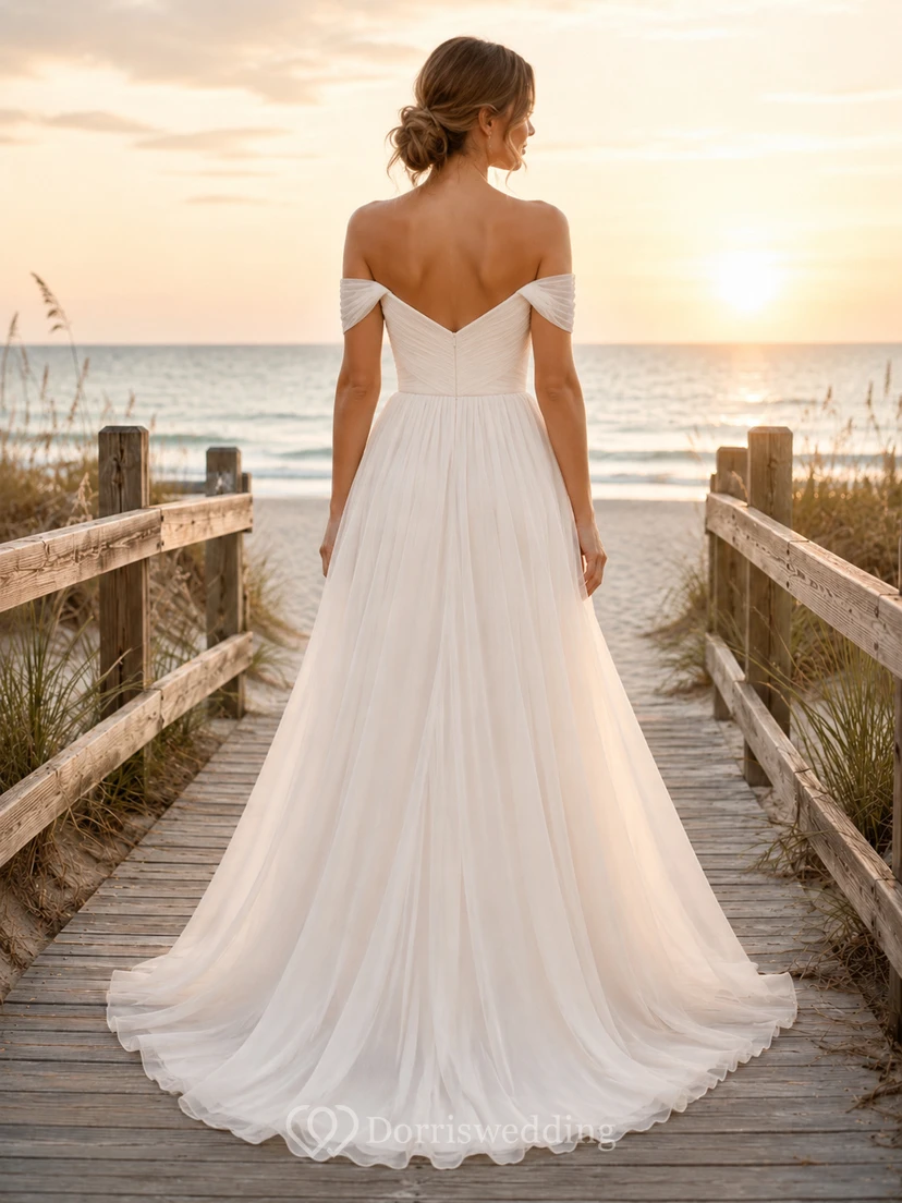 Robe de mariée légère en mousseline de soie, épaules dénudées, décolleté cœur, coupe trapèze et fente, idéale pour la plage. view 2
