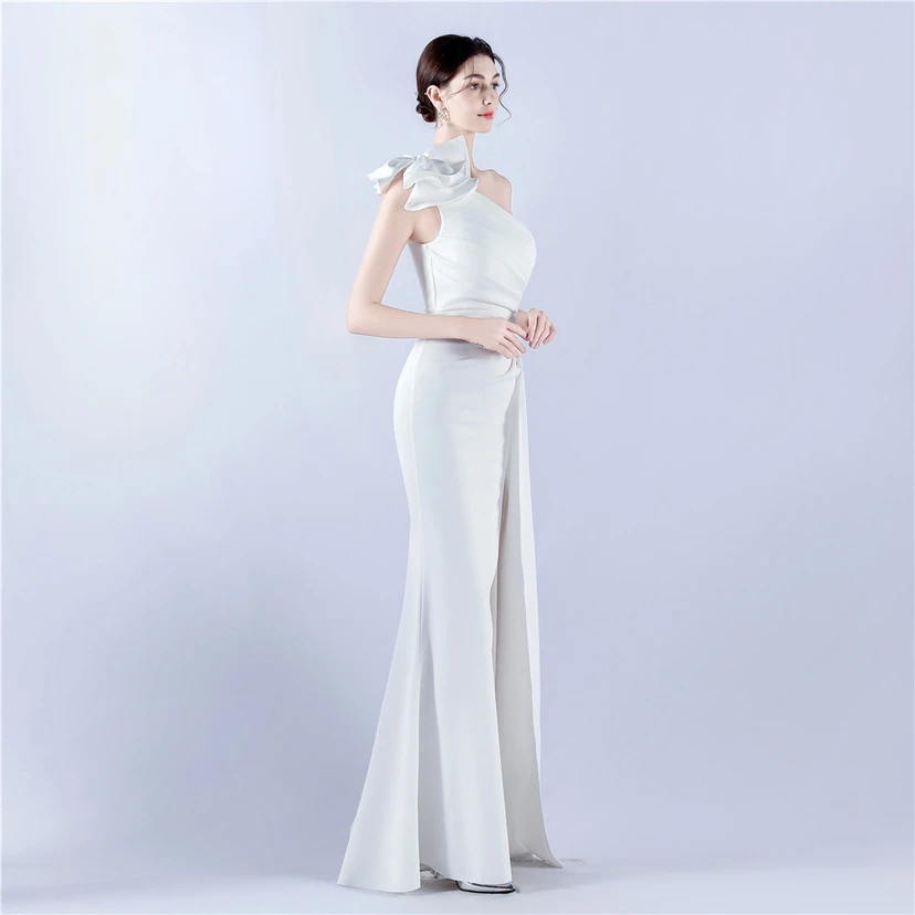 Robe de soirée ornée de perles et de diamants, avec épaulettes à motif feuille de lotus et col oblique, idéale pour la célébration de la réunion annuelle. view 5