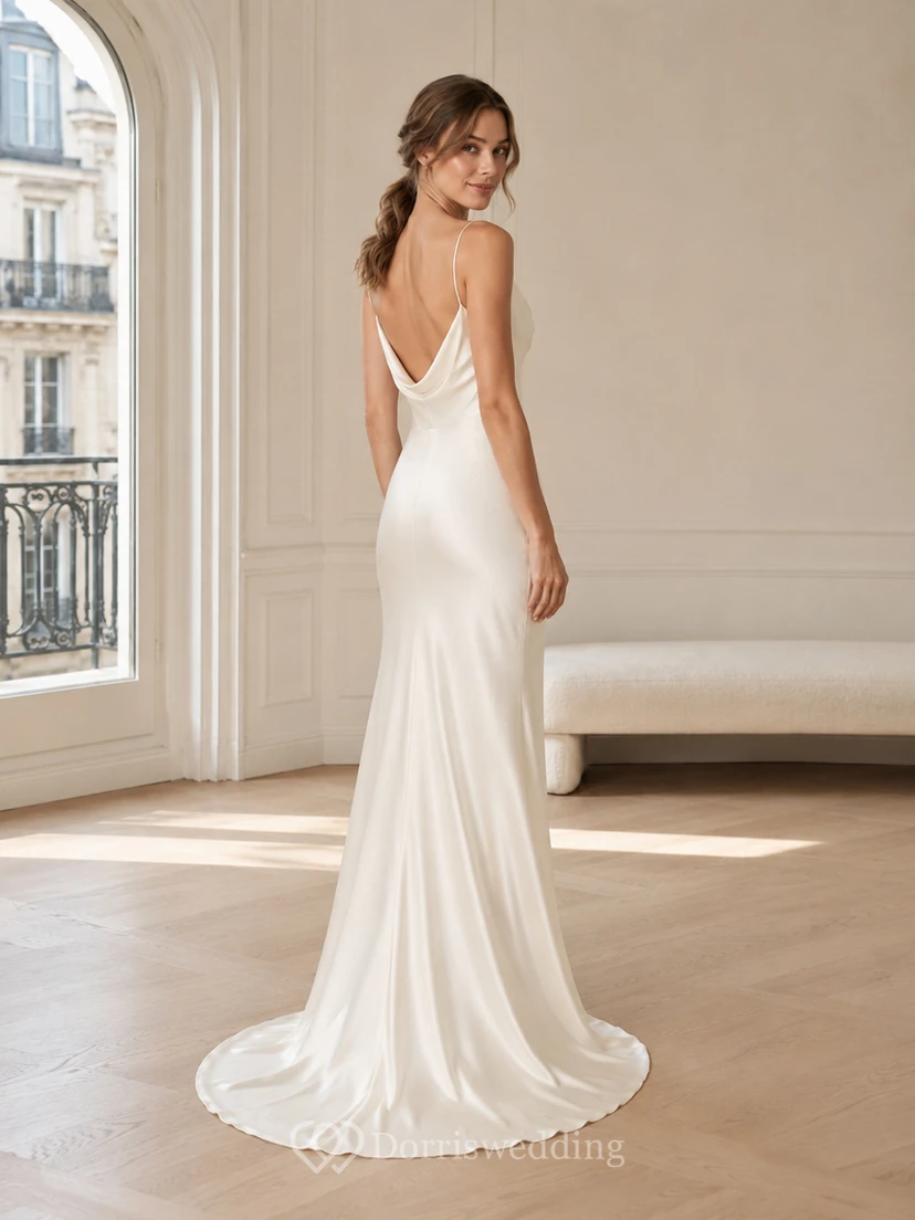 Robe de mariée minimaliste champêtre en satin raffiné, col bénitier sans manches, coupe fourreau et traîne, style minimaliste. view 2