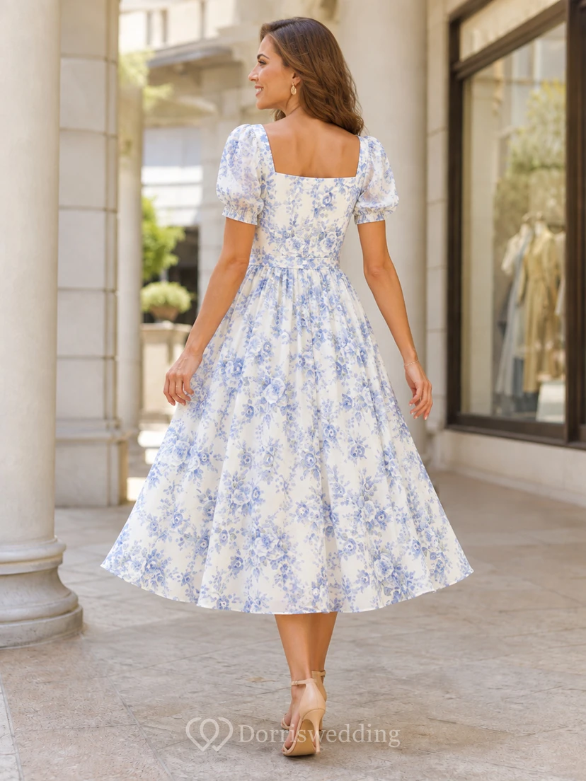 Vestido de cóctel vintage para invitadas, de tafetán, corte en A, largo midi, con cuello cuadrado, mangas abullonadas y estampado floral azul y blanco. view 2