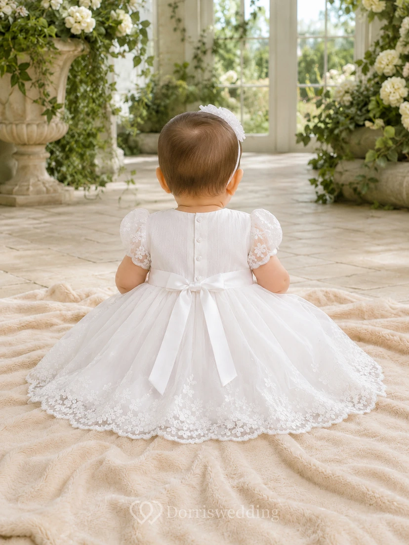 Robe de baptême pour bébé, coupe trapèze, manches bouffantes, en tulle brodé, avec manches bouffantes et dentelle. Romantique et adorable. view 2