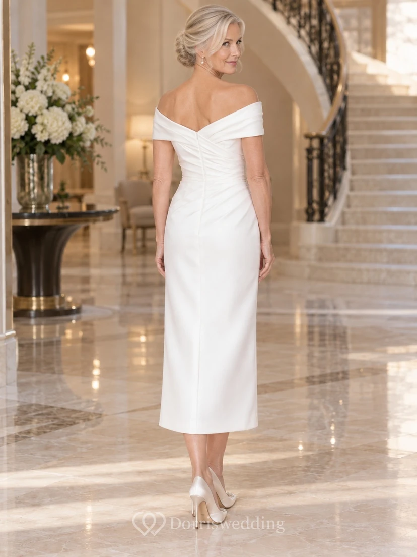 Sencillo vestido de novia de satén tipo tubo, largo hasta la rodilla, con hombros descubiertos y corpiño cruzado, ideal para novias mayores. view 2