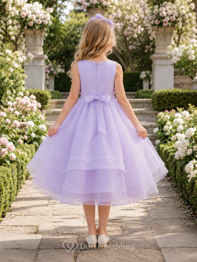 Robe de demoiselle d'honneur en organza lilas sans manches à volants, longueur thé, à fleurs et taille haute. view 2