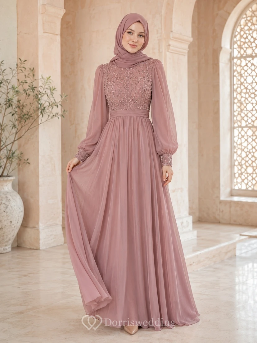 Robe longue en mousseline rose poudré, col montant, manches bouffantes, style modeste