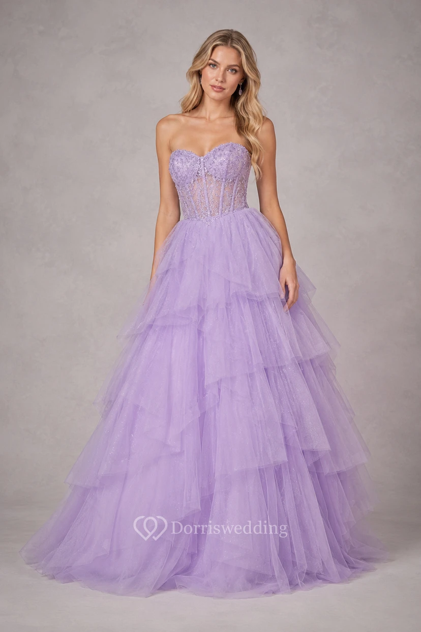 Vestido de fiesta de gala color lavanda sin tirantes, con volantes de tul y corpiño tipo corsé.
