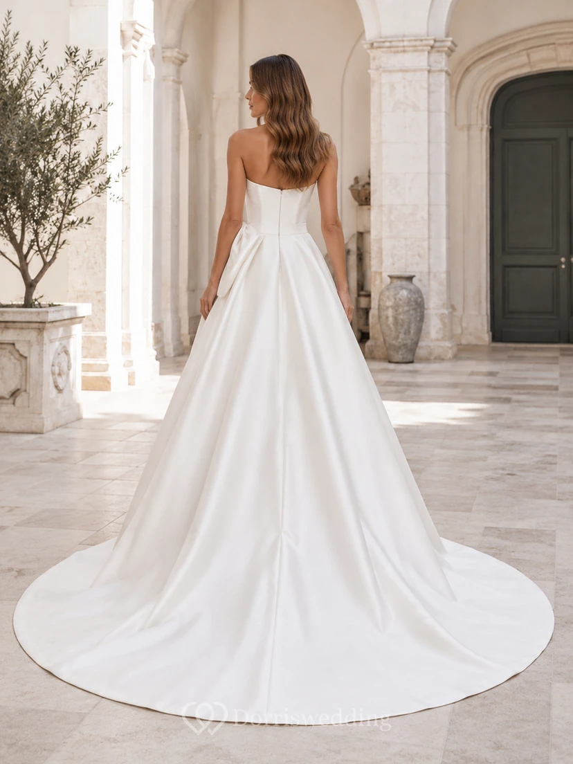 Vestido de novia minimalista de satén, estilo princesa, sin tirantes, con escote corazón y cola larga. view 2
