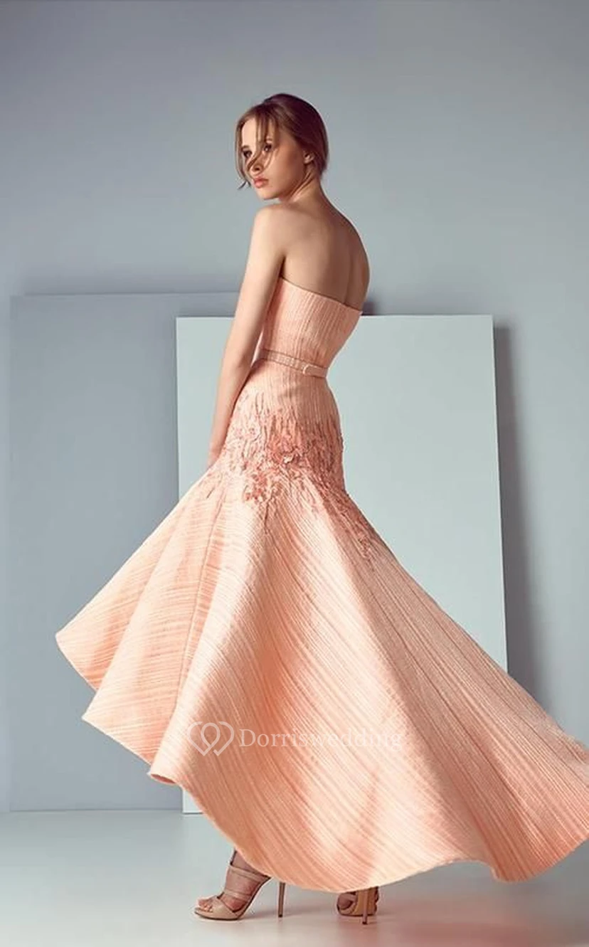 Korallenfarbenes, trägerloses, formelles Party- und Hochzeitskleid mit asymmetrischem Saum und Applikationen view 2