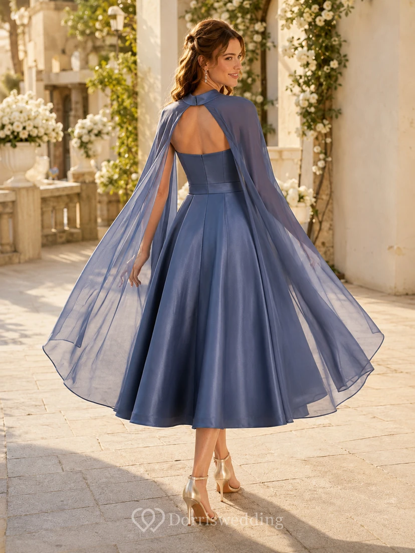 Vestido de invitada midi completo de satén azul acero con escote corazón y capa desmontable. view 2