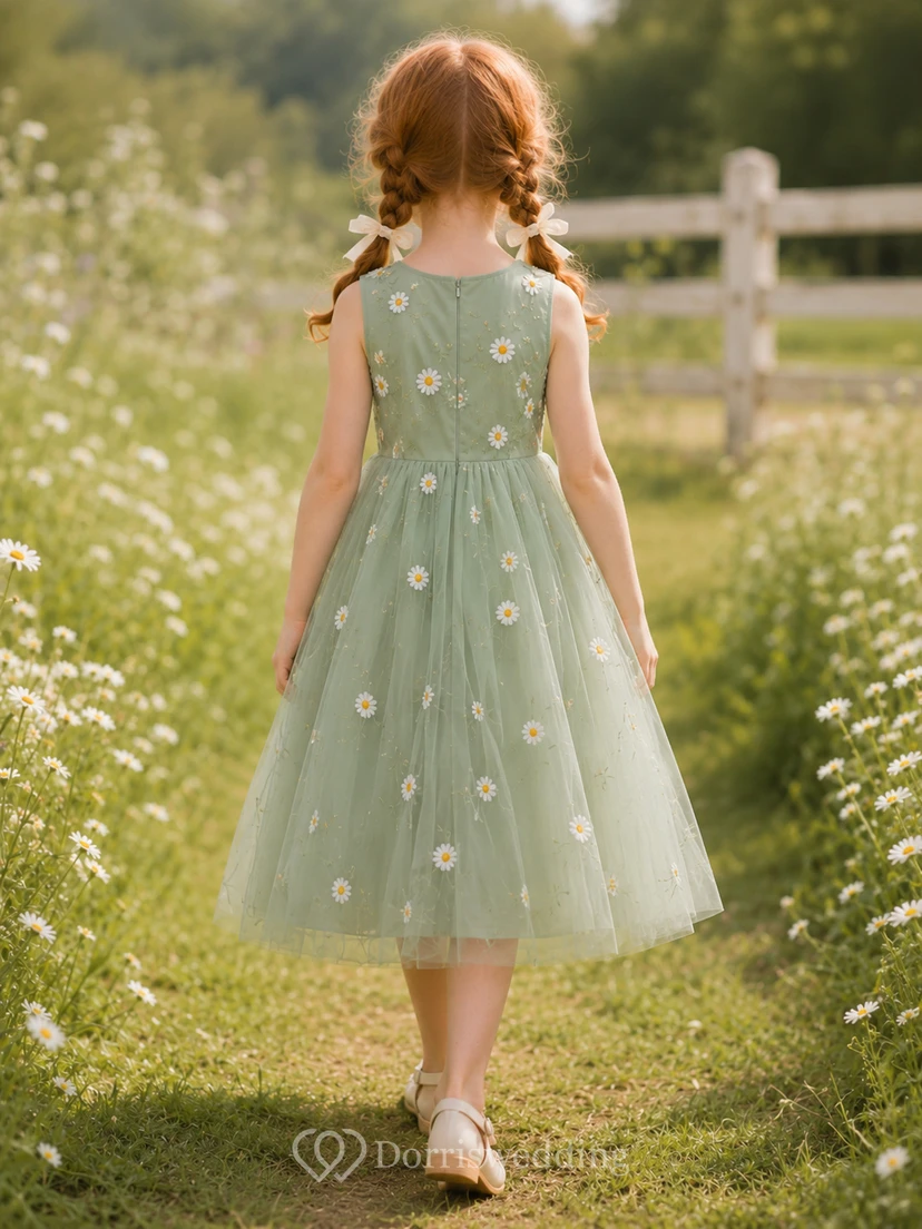 Sage Garden Daisy besticktes Blumenmädchenkleid mit ärmellosem Tüll-A-Linien-Schnitt, natürlicher Taille und Teelänge view 2